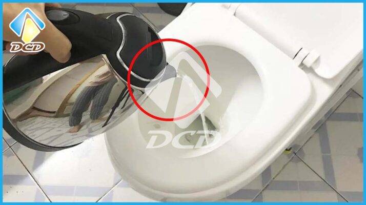 Vì sao lại đổ nước sôi vào bồn cầu khi vào phòng khách sạn