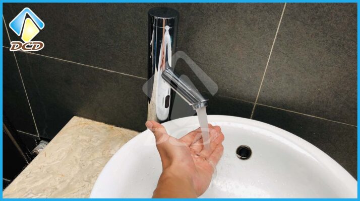sử dụng vòi nước cảm ứng